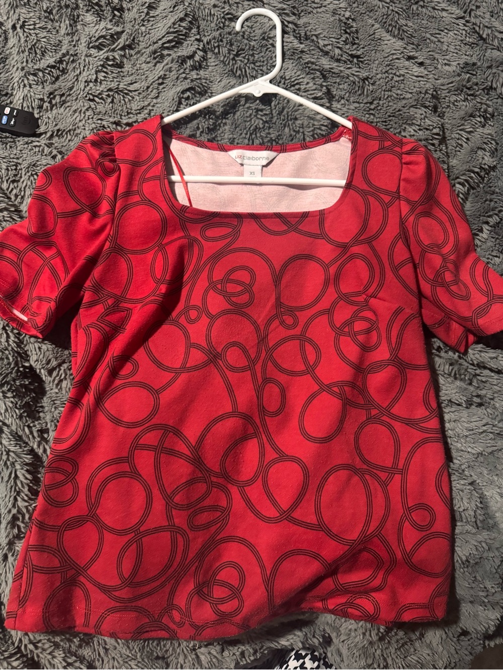 Liz Claiborne Red Short-Sleeve Scoop Neck Tee with Black Swirl Print